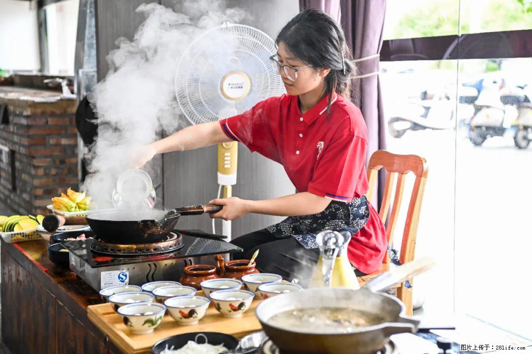 全网追的“扁担女孩”，找了一份暑假工，时薪12元 - 银川生活资讯 - 银川28生活网 yinchuan.28life.com